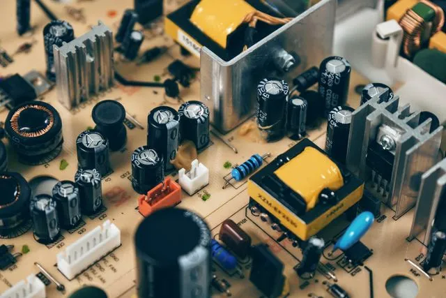 Circuito elétrico simples com bateria, fios, interruptor e lâmpada